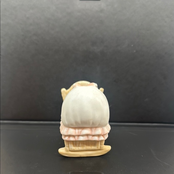 Treasured Memories “Our New Baby” 1983 Ernesco  E-3235 cradel and baby figurine - Picture 4 of 7